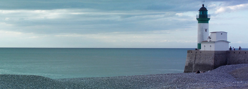 Ein Leuchtturm an der Küste der Normandie